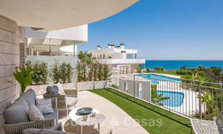 Nieuwbouw moderne appartementen te koop, direct aan het Strand, in Mijas Costa. Voltooid. Laatste en beste unit! Penthouse met enorm terras en privé plonsbad. 28143 