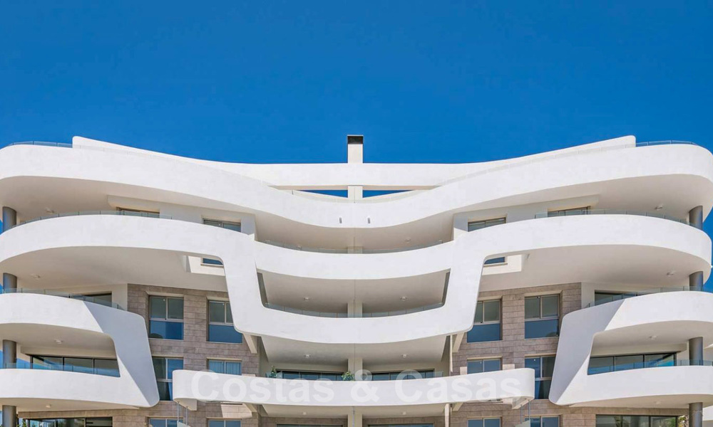 Nieuwbouw moderne appartementen te koop, direct aan het Strand, in Mijas Costa. Voltooid. Laatste en beste unit! Penthouse met enorm terras en privé plonsbad. 28145