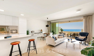 Nieuwbouw moderne appartementen te koop, direct aan het Strand, in Mijas Costa. Voltooid. Laatste en beste unit! Penthouse met enorm terras en privé plonsbad. 28153 