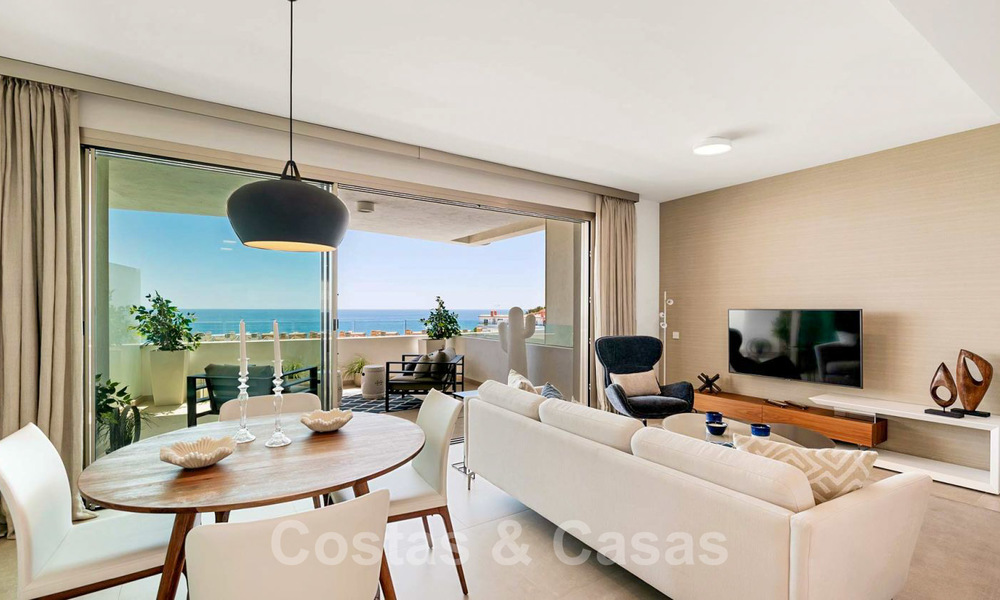 Nieuwbouw moderne appartementen te koop, direct aan het Strand, in Mijas Costa. Voltooid. Laatste en beste unit! Penthouse met enorm terras en privé plonsbad. 28154