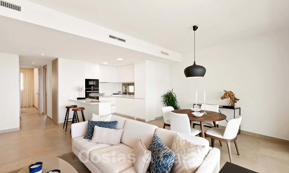 Nieuwbouw moderne appartementen te koop, direct aan het Strand, in Mijas Costa. Voltooid. Laatste en beste unit! Penthouse met enorm terras en privé plonsbad. 28155