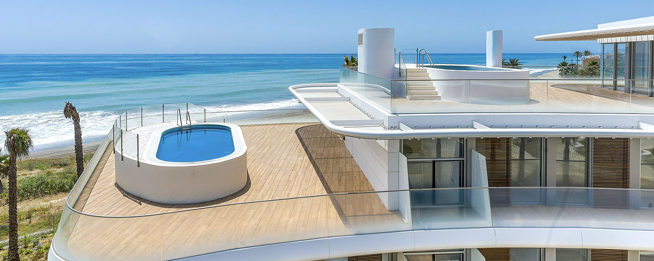 Instapklare moderne luxe eerstelijns strand penthouses te koop in Estepona, Costa del Sol. Promotie!
