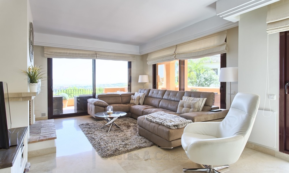 Verhoogd, Gelijkvloers Luxe Hoek Appartement met Zeezicht te koop in Benahavis, Marbella 1333