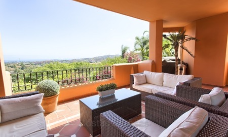 Verhoogd, Gelijkvloers Luxe Hoek Appartement met Zeezicht te koop in Benahavis, Marbella 1337