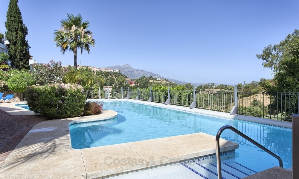 Verhoogd, Gelijkvloers Luxe Hoek Appartement met Zeezicht te koop in Benahavis, Marbella 1343