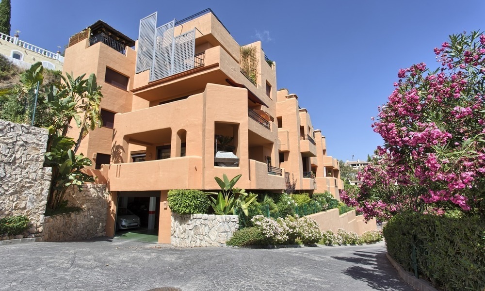 Verhoogd, Gelijkvloers Luxe Hoek Appartement met Zeezicht te koop in Benahavis, Marbella 1346