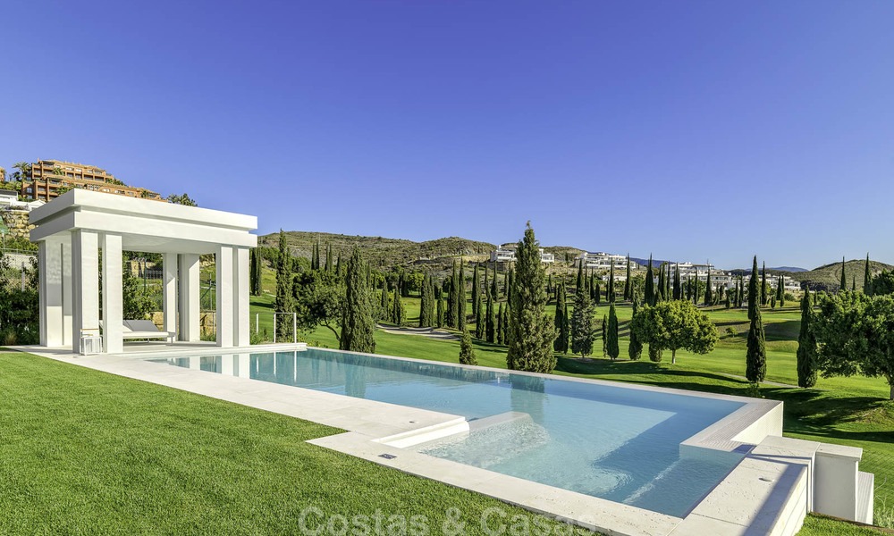 Elegante villa in designerstijl te koop, eerstelijn golf, gelegen in een vijfsterren golfresort aan de New Golden Mile, Marbella - Benahavis 13857