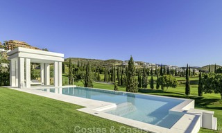Elegante villa in designerstijl te koop, eerstelijn golf, gelegen in een vijfsterren golfresort aan de New Golden Mile, Marbella - Benahavis 13857 