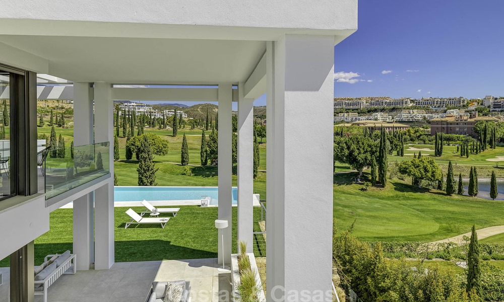 Elegante villa in designerstijl te koop, eerstelijn golf, gelegen in een vijfsterren golfresort aan de New Golden Mile, Marbella - Benahavis 13862