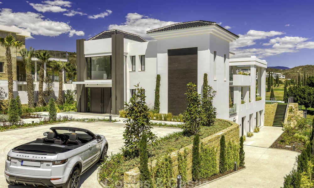 Elegante villa in designerstijl te koop, eerstelijn golf, gelegen in een vijfsterren golfresort aan de New Golden Mile, Marbella - Benahavis 13864