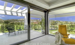 Elegante villa in designerstijl te koop, eerstelijn golf, gelegen in een vijfsterren golfresort aan de New Golden Mile, Marbella - Benahavis 13867 
