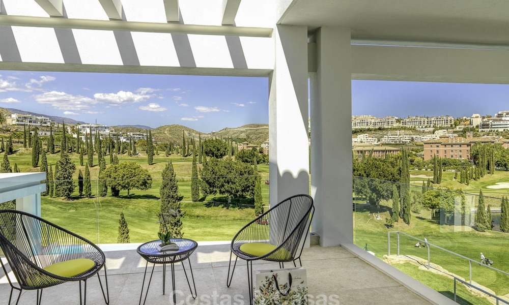 Elegante villa in designerstijl te koop, eerstelijn golf, gelegen in een vijfsterren golfresort aan de New Golden Mile, Marbella - Benahavis 13868