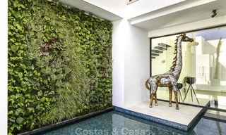Elegante villa in designerstijl te koop, eerstelijn golf, gelegen in een vijfsterren golfresort aan de New Golden Mile, Marbella - Benahavis 13870 