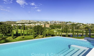 Elegante villa in designerstijl te koop, eerstelijn golf, gelegen in een vijfsterren golfresort aan de New Golden Mile, Marbella - Benahavis 13873 
