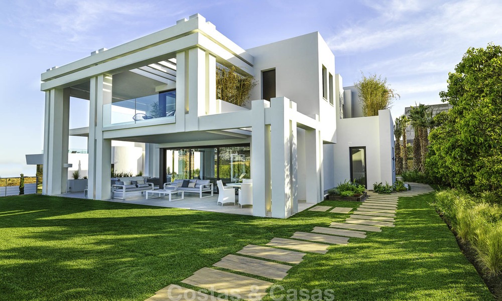 Elegante villa in designerstijl te koop, eerstelijn golf, gelegen in een vijfsterren golfresort aan de New Golden Mile, Marbella - Benahavis 13874