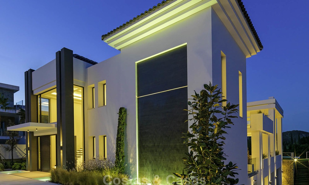 Elegante villa in designerstijl te koop, eerstelijn golf, gelegen in een vijfsterren golfresort aan de New Golden Mile, Marbella - Benahavis 13879