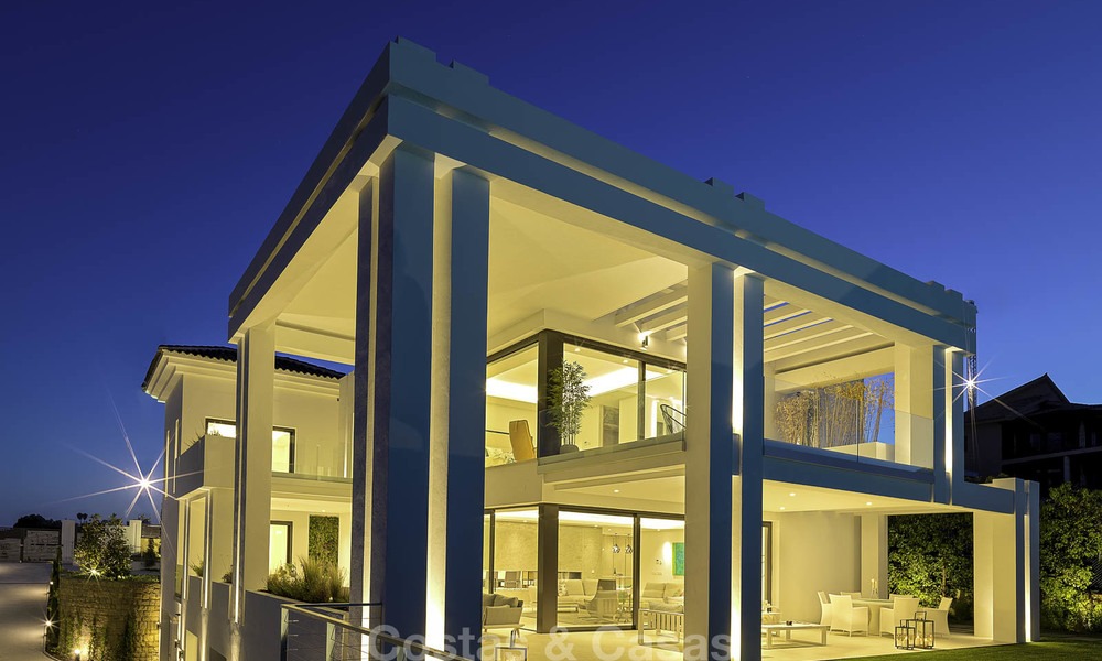 Elegante villa in designerstijl te koop, eerstelijn golf, gelegen in een vijfsterren golfresort aan de New Golden Mile, Marbella - Benahavis 13880