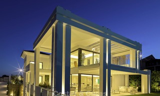 Elegante villa in designerstijl te koop, eerstelijn golf, gelegen in een vijfsterren golfresort aan de New Golden Mile, Marbella - Benahavis 13880 