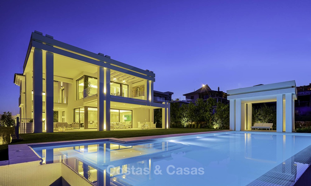 Elegante villa in designerstijl te koop, eerstelijn golf, gelegen in een vijfsterren golfresort aan de New Golden Mile, Marbella - Benahavis 13855