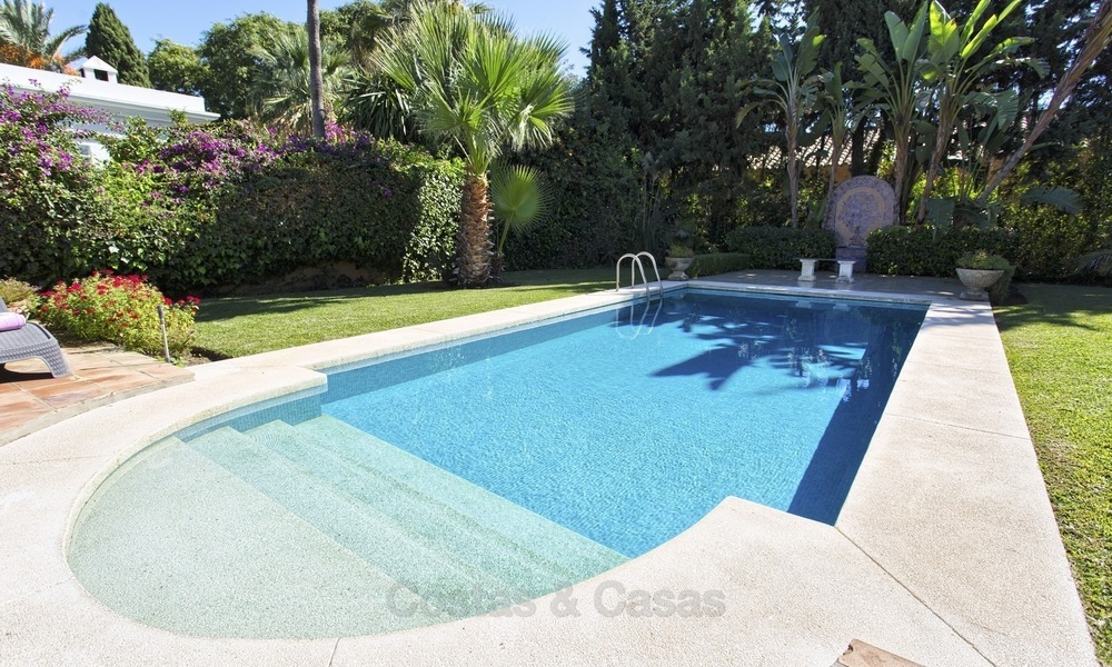Villa - Bungalow te koop aan de Strandzijde van de New Golden Mile, op loopafstand van het strand, Marbella, Estepona 2240