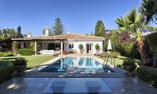 Villa - Bungalow te koop aan de Strandzijde van de New Golden Mile, op loopafstand van het strand, Marbella, Estepona 2200 