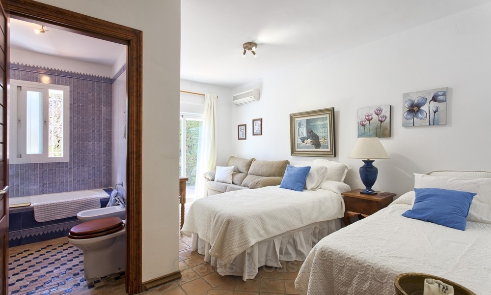 Villa - Bungalow te koop aan de Strandzijde van de New Golden Mile, op loopafstand van het strand, Marbella, Estepona 2205