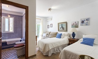 Villa - Bungalow te koop aan de Strandzijde van de New Golden Mile, op loopafstand van het strand, Marbella, Estepona 2205 