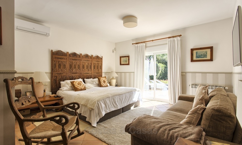 Villa - Bungalow te koop aan de Strandzijde van de New Golden Mile, op loopafstand van het strand, Marbella, Estepona 2216