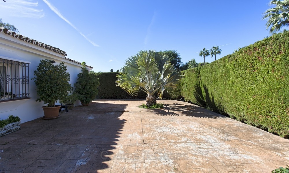 Villa - Bungalow te koop aan de Strandzijde van de New Golden Mile, op loopafstand van het strand, Marbella, Estepona 2232