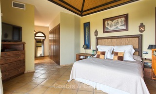 Elegante villa in Andalusische stijl in een Beveiligde Community met uitzicht op Zee en de Bergen, te koop in Benahavis, Marbella 5179 