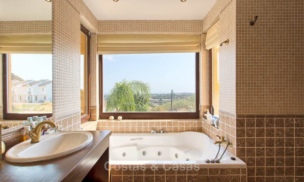 Elegante villa in Andalusische stijl in een Beveiligde Community met uitzicht op Zee en de Bergen, te koop in Benahavis, Marbella 5182