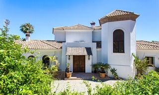 Elegante villa in Andalusische stijl in een Beveiligde Community met uitzicht op Zee en de Bergen, te koop in Benahavis, Marbella 5187 