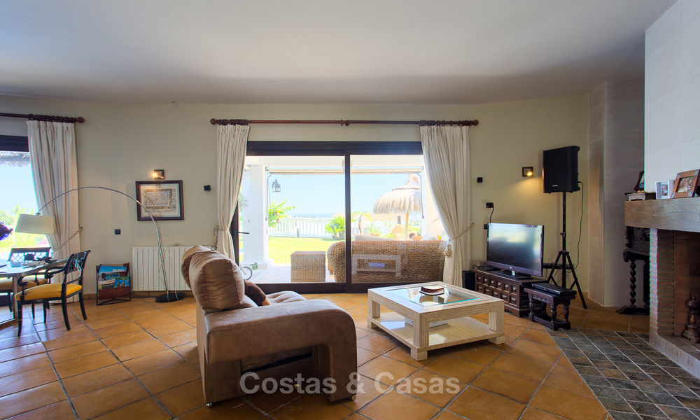 Elegante villa in Andalusische stijl in een Beveiligde Community met uitzicht op Zee en de Bergen, te koop in Benahavis, Marbella 5190