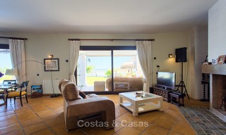 Elegante villa in Andalusische stijl in een Beveiligde Community met uitzicht op Zee en de Bergen, te koop in Benahavis, Marbella 5190 