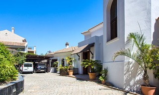 Elegante villa in Andalusische stijl in een Beveiligde Community met uitzicht op Zee en de Bergen, te koop in Benahavis, Marbella 5199 