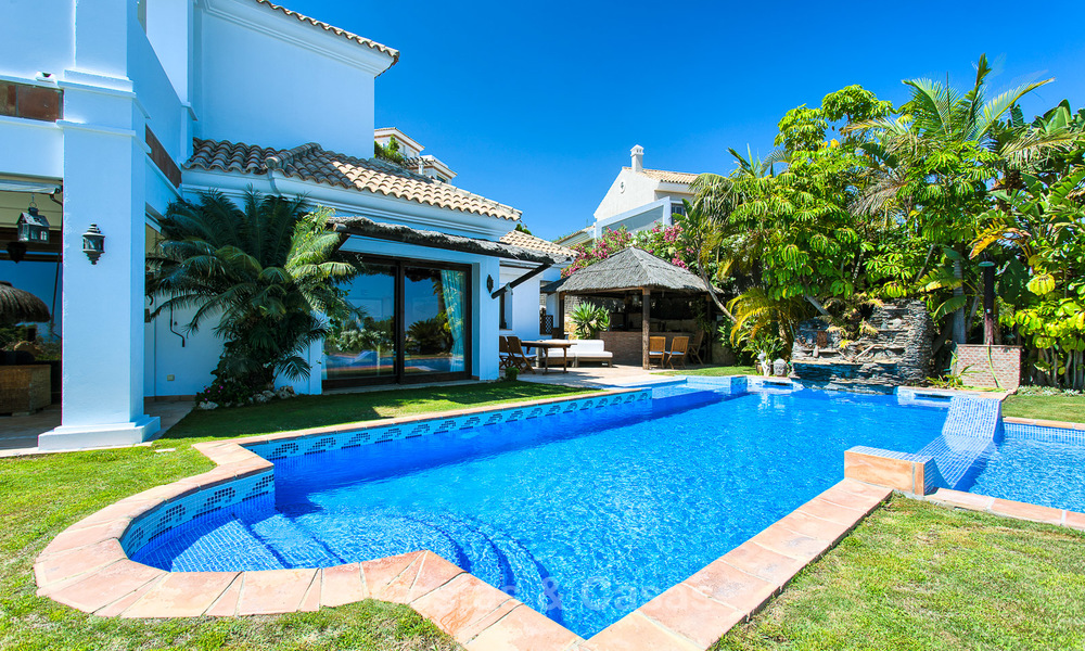 Elegante villa in Andalusische stijl in een Beveiligde Community met uitzicht op Zee en de Bergen, te koop in Benahavis, Marbella 5159