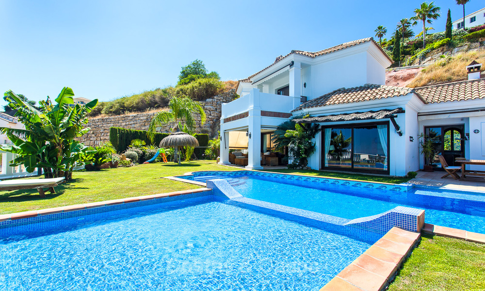 Elegante villa in Andalusische stijl in een Beveiligde Community met uitzicht op Zee en de Bergen, te koop in Benahavis, Marbella 5161