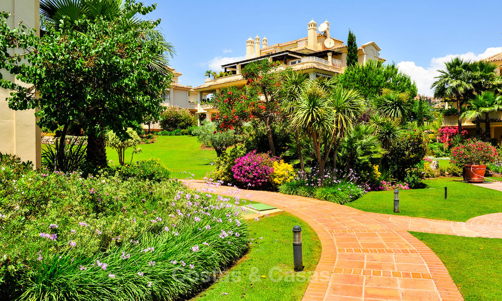 Eerstelijn golf modern gerenoveerd luxe appartement te koop in Nueva Andalucia - Marbella 2894