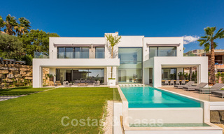 Instapklare Moderne Villa te koop, vlakbij Golf met uitzicht op Zee, in Benahavis - Marbella 33941 
