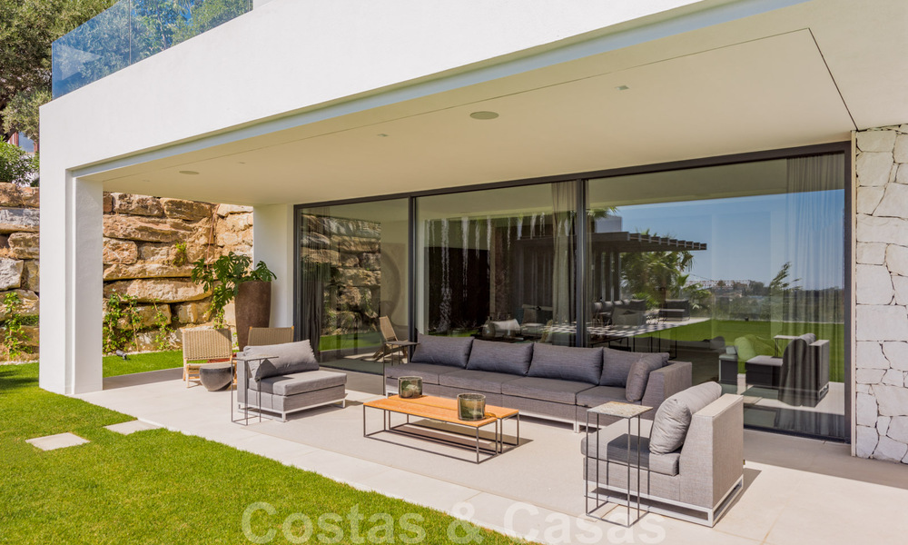 Instapklare Moderne Villa te koop, vlakbij Golf met uitzicht op Zee, in Benahavis - Marbella 33943