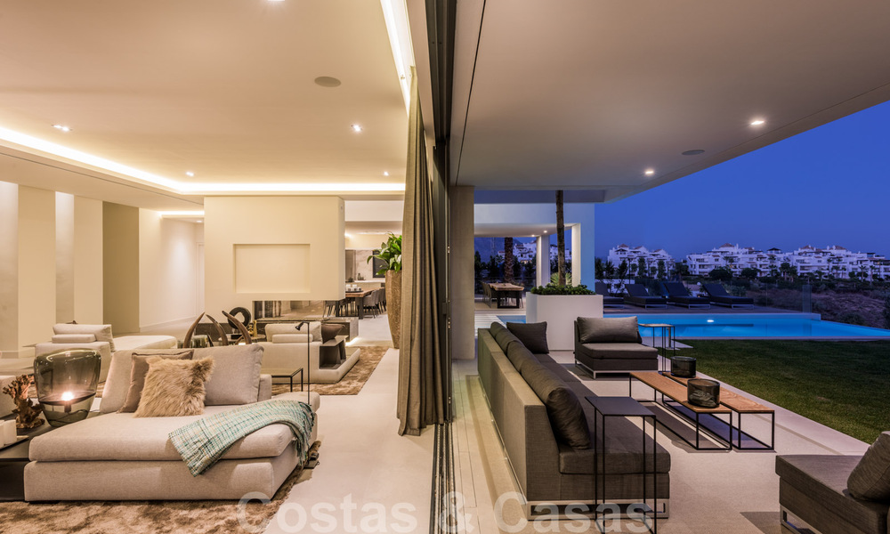 Instapklare Moderne Villa te koop, vlakbij Golf met uitzicht op Zee, in Benahavis - Marbella 33949