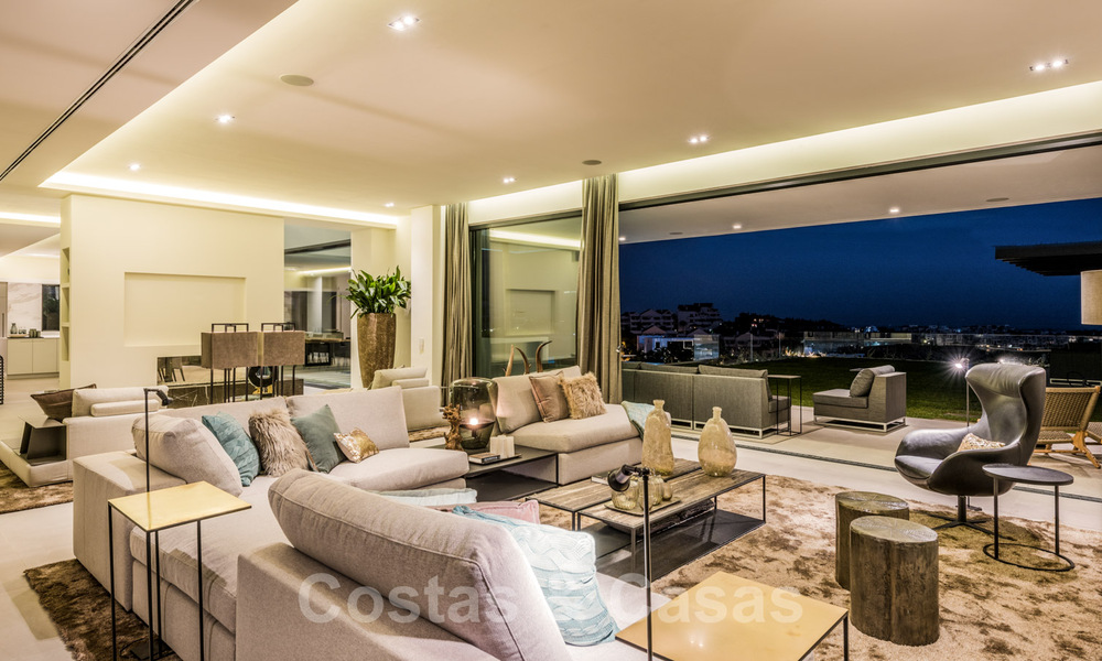 Instapklare Moderne Villa te koop, vlakbij Golf met uitzicht op Zee, in Benahavis - Marbella 33958