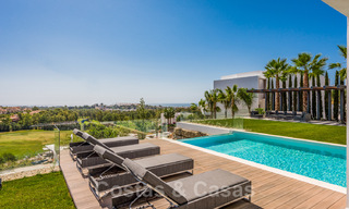 Instapklare Moderne Villa te koop, vlakbij Golf met uitzicht op Zee, in Benahavis - Marbella 33972 
