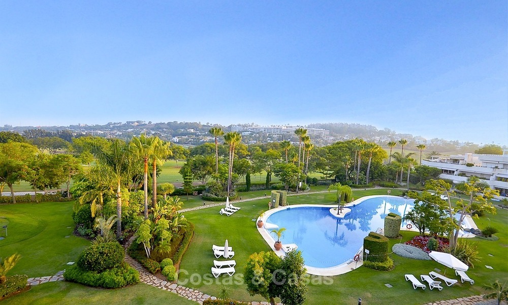 Eerstelijn golf modern, ruim, luxe penthouse te koop in Nueva Andalucia - Marbella 2544