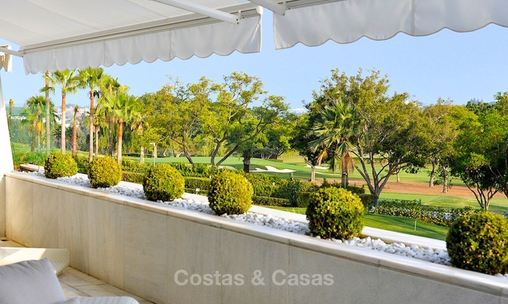 Eerstelijn golf modern, ruim, luxe penthouse te koop in Nueva Andalucia - Marbella 2545