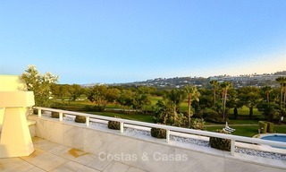 Eerstelijn golf modern, ruim, luxe penthouse te koop in Nueva Andalucia - Marbella 2549 