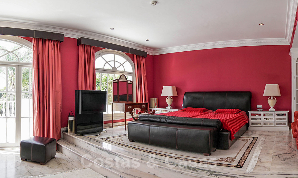 Exclusieve villa te koop op een groot perceel met zeezicht in Marbella - Estepona 33988