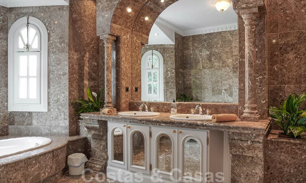 Exclusieve villa te koop op een groot perceel met zeezicht in Marbella - Estepona 33989