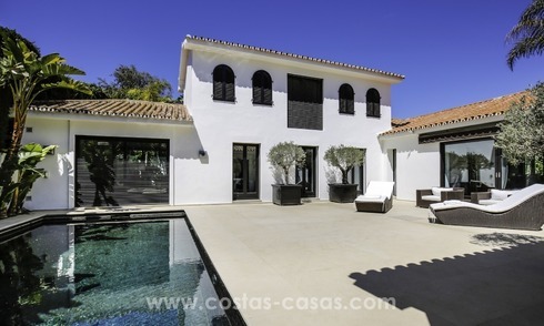 Gerenoveerde villa te koop in een Contemporaine stijl, vlakbij het strand in Los Monteros, Marbella 2657