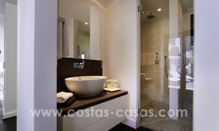 Gerenoveerde villa te koop in een Contemporaine stijl, vlakbij het strand in Los Monteros, Marbella 2656 